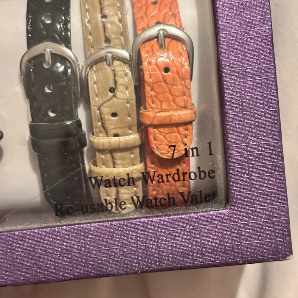 Interchangeable Croc-Textured Watch with 7 different straps